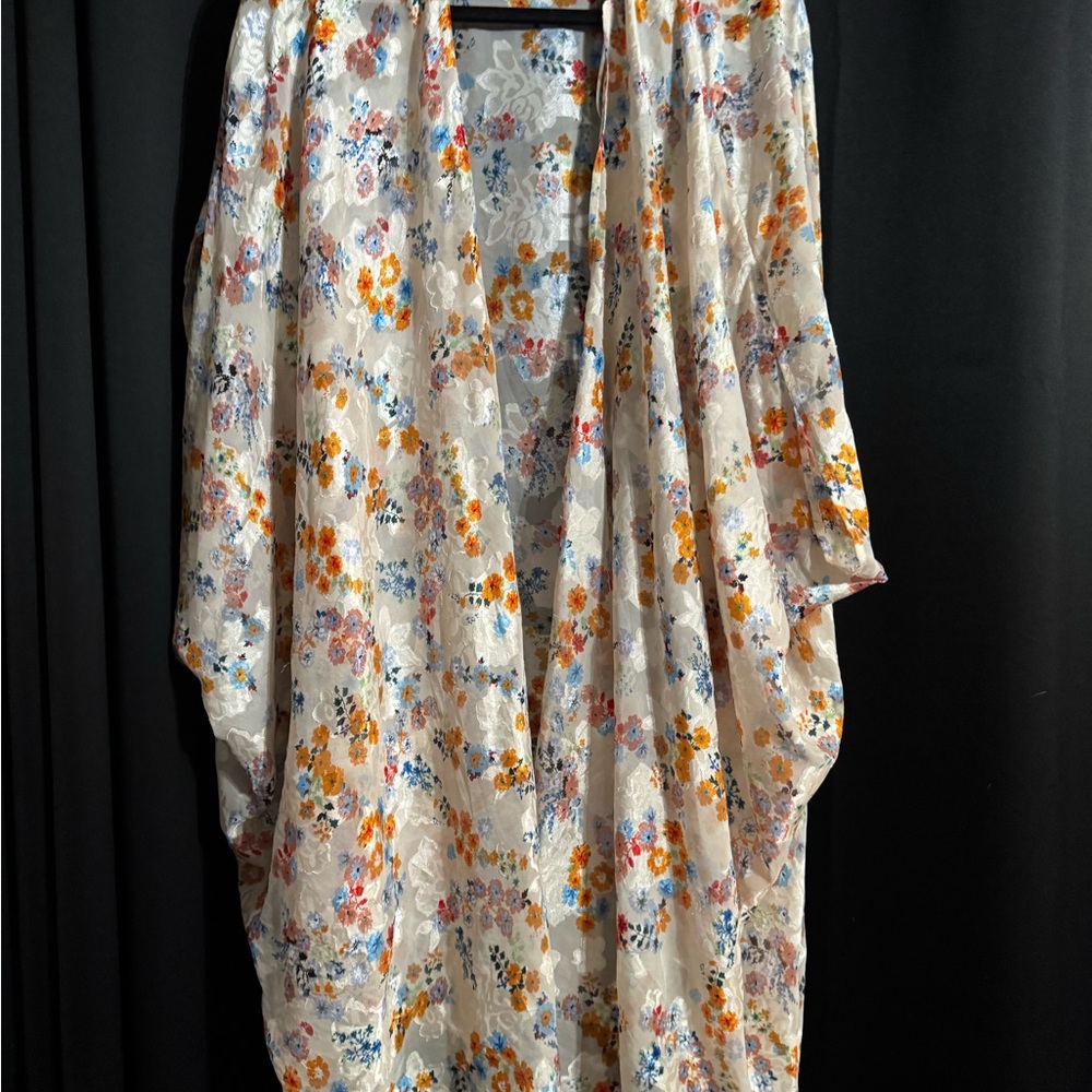 Eesome Floral Kimono